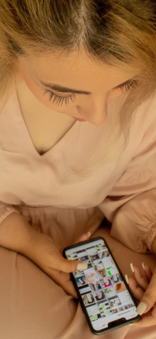 樱花frp App 运行日志界面截图，屏幕上滚动着带时间戳的白色文字行，顶部有暂停与清空两个按钮